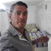 Periodista imparte clases a niños de todas las edades